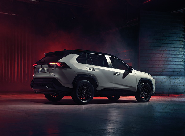 Stříbrné SUV Toyota RAV4 v tmavé garáži.