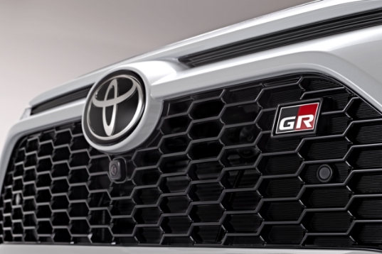 Přední maska vozu Toyota s logem GR.