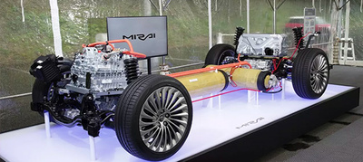 Auto s vodíkovým pohonem – vepředu palivový článek, vzadu elektromotor, nad ním baterie